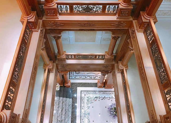 Nội thất trong nhà chủ yếu bằng gỗ, được chạm khắc rất tinh xảo, mang dáng vẻ của một cung điện cổ xưa pha nét hiện đại. Ảnh: Yan.