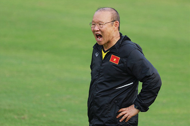 Như vậy, cứ một hợp đồng quảng cáo trong 6 tháng, ông Park có thêm gấp đôi tiền lương "cứng" (22.000 USD, tương đương hơn 500 triệu đồng) từ Liên đoàn bóng đá Việt Nam. Ảnh: Vietnamnet.
