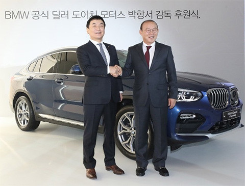 Hồi tháng 2/2019 vừa qua, HLV Park Hang Seo được ông Kwon Oh-soo Chủ tịch Deutsch Motors trao tặng chiếc BMW X4 mới tại đại lý Deutsche Motors, Hàn Quốc. Ảnh: Bongdaplus.