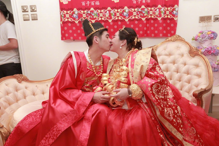 Cô từng trải qua nhiều cuộc tình ồn ào trước khi tìm thấy bến đỗ bên chồng kém 7 tuổi.