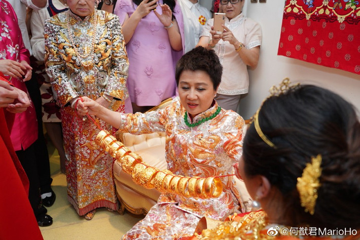 Sính lễ nhà trai mang đến bao gồm ít nhất 8 cặp vòng long phụng, 3 dây chuyền cỡ lớn cùng nhẫn, hoa tai, trâm cài đầu,... tất cả đều bằng vàng.