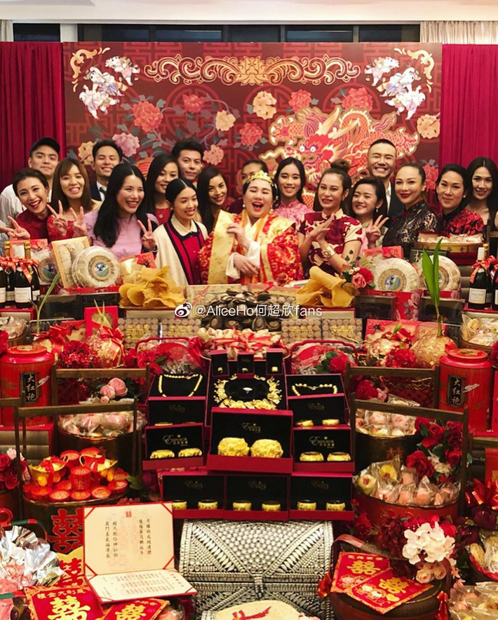 Ái nữ trùm sòng bạc Macau cùng toàn thể gia đình bên sinh lễ bằng dát vàng. Nguồn ảnh: Jaynestars.