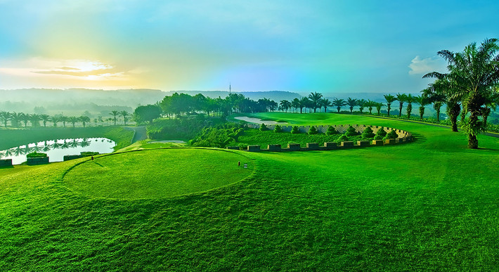 Sân golf Long Thành có diện tích rộng hơn 350 ha, trong đó khoảng 100 ha là đồi cỏ và nằm ở vị trí đồi cao, được bao bọc 2/3 chu vi bởi các nhánh sông Đồng Nai. Ảnh: Chudu24.