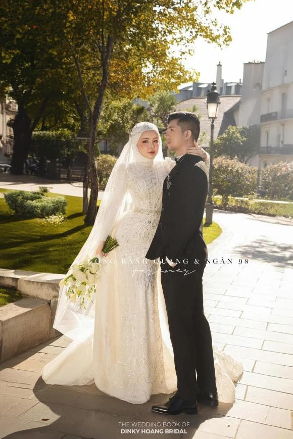 Mới đây, cộng đồng mạng rầm rộ chia sẻ ảnh cưới của Lương Bằng Quang và Ngân 98. Trong loạt ảnh, Ngân 98 diện trang phục váy cưới bó sát, quấn khăn trùm đầu khoe trọn đường cong quyến rũ. Ảnh: Saostar