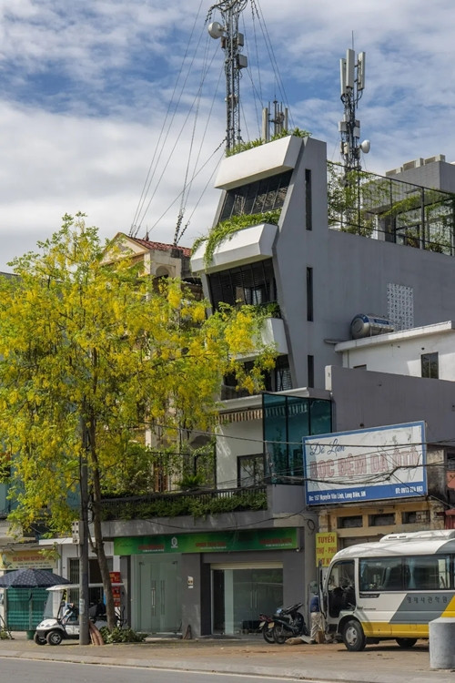 Nằm ở mặt đường lớn tại Long Biên (Hà Nội), ngôi nhà được thiết kế độc đáo trên lô đất có chiều dài gấp 7 lần chiều rộng. Gia chủ là một cặp vợ chồng trẻ sống với mẹ và hai người con trai. Ảnh: Hoàng Lê - Kiến Trúc NDT