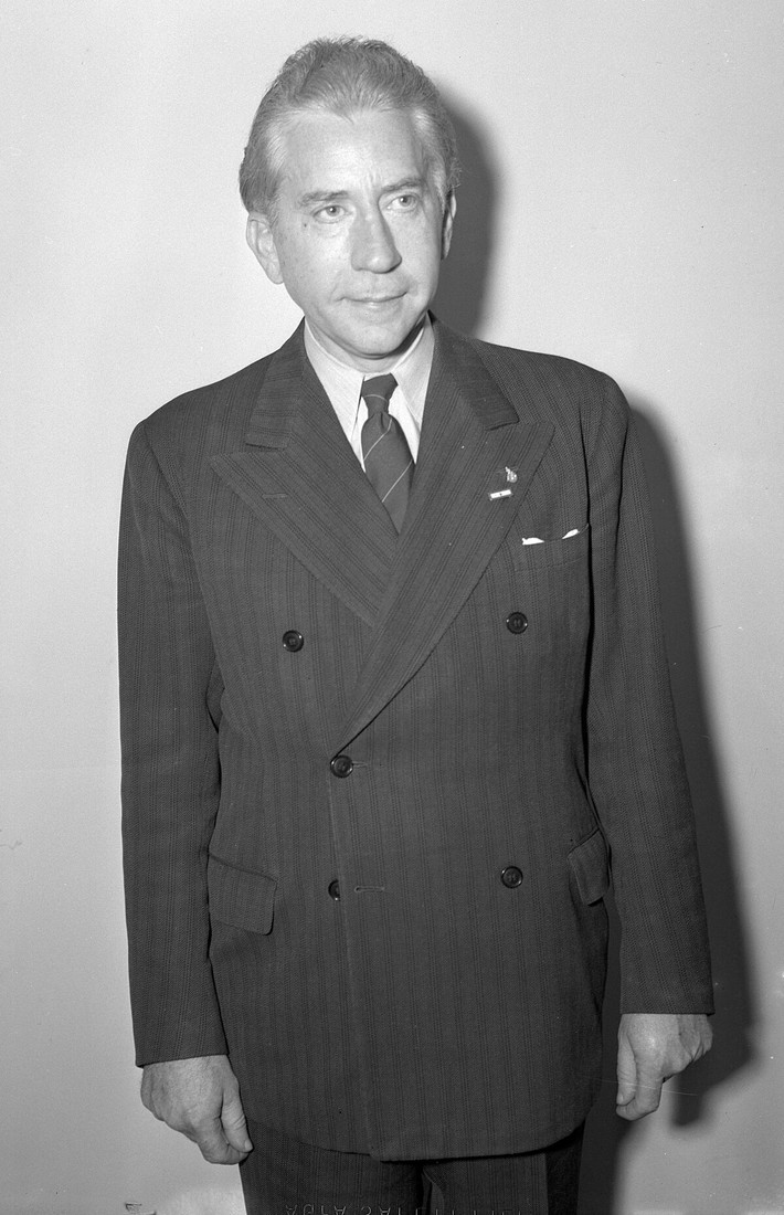 Là tỷ phú giàu nhất nước Mỹ nhưng J. Paul Getty lại có lối sống tiết kiệm. Khi tham gia các bữa tiệc của giới thượng lưu, Getty khiến mọi người kinh ngạc khi ông thường diện những bộ vest cũ, đã sờn màu. Ảnh; Wiki