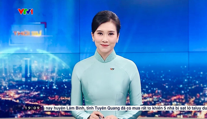 BTV Khánh Trang được đông đảo khán giả truyền hình biết đến khi thường xuyên xuất hiện trên sóng Bản tin Thời sự 19h của VTV. Ảnh: FB Trần Minh Trang