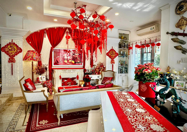Không gian phòng khách thoáng đãng được tô điểm bởi màu đỏ rực rỡ. Ảnh: FB Bui Thuy Hanh