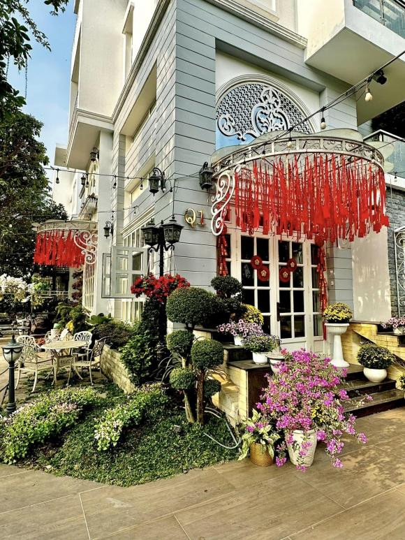 Được biết, biệt thự của vợ chồng siêu mẫu Thúy Hạnh rộng 200 m2. Đây là biệt thự liền kề lô góc, 2 mặt tiền, cao 3 tầng thiết kế nội thất theo phong cách châu Âu hiện đại, sang chảnh. Ảnh: FB Bui Thuy Hanh