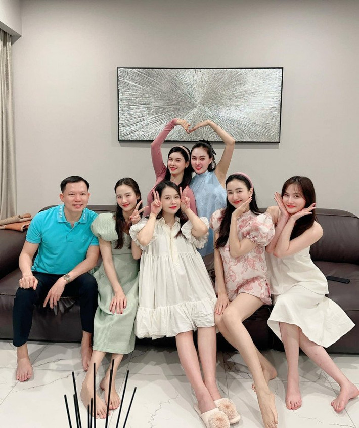 Tuy nhiên, Sam phủ nhận tin đồn trên, cho biết Ngô Kiến Huy chỉ nói đùa. Dù vậy, nhìn vào ngôi nhà Sam đang ở cũng thấy không phải tầm thường. Ảnh: FBNV