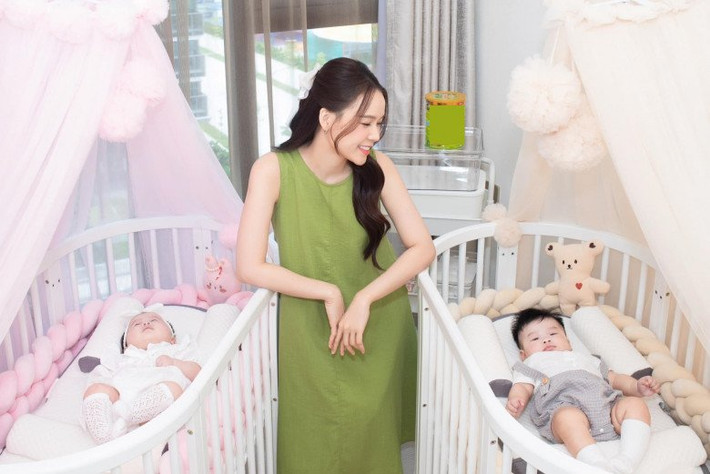 Phòng cho 2 em bé sinh đôi nhà Sam có gam màu pastel nhẹ nhàng, giường cũi đôi xinh xắn. Ảnh: FBNV