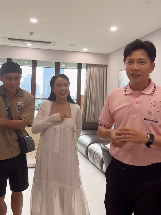 Căn hộ của Sam thiết kế hiện đại và tinh tế. Phòng khách rộng rãi với ánh sáng tự nhiên từ cửa sổ. Ảnh: FBNV