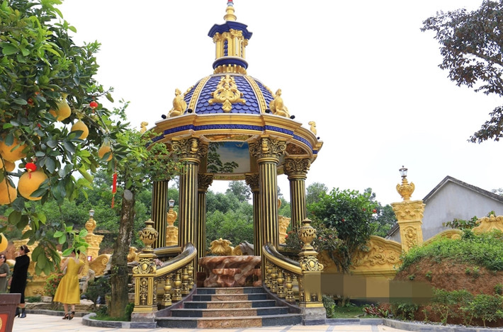 Khu vực sân của tòa lâu đài. Ảnh: Dân Việt