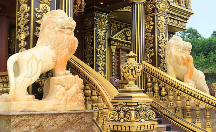 Ngay cửa lâu đài là một cặp sư tử đá. Ảnh; Dân Việt