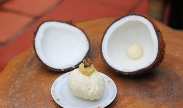 Trước kia, mộng dừa là món ăn nhà nghèo, gắn liền với biết bao thế hệ lớn lên ở miền Tây. Thậm chí, mộng dừa rụng đầy gốc, ăn không hết còn thẳng tay vứt đi. Ảnh: Fuji Fruit