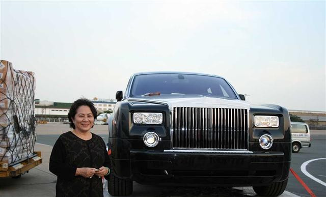 Thời điểm năm 2007, bà Dương Thị Bạch Diệp được biết đến như một trong những người đầu tiên sở hữu chiếc xe Rolls Royce Phantom – dòng xe siêu sang của Anh quốc biển 77L7777 (thất trùng thất). Ảnh: Vietnamnet