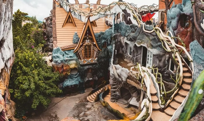 Crazy House là tác phẩm của kiến trúc sư Đặng Việt Nga, khởi công xây dựng từ năm 1990 trên khuôn viên rộng gần 1.900 m2 trên đường Huỳnh Thúc Kháng, Đà Lạt. Ảnh: Crazyhouse
