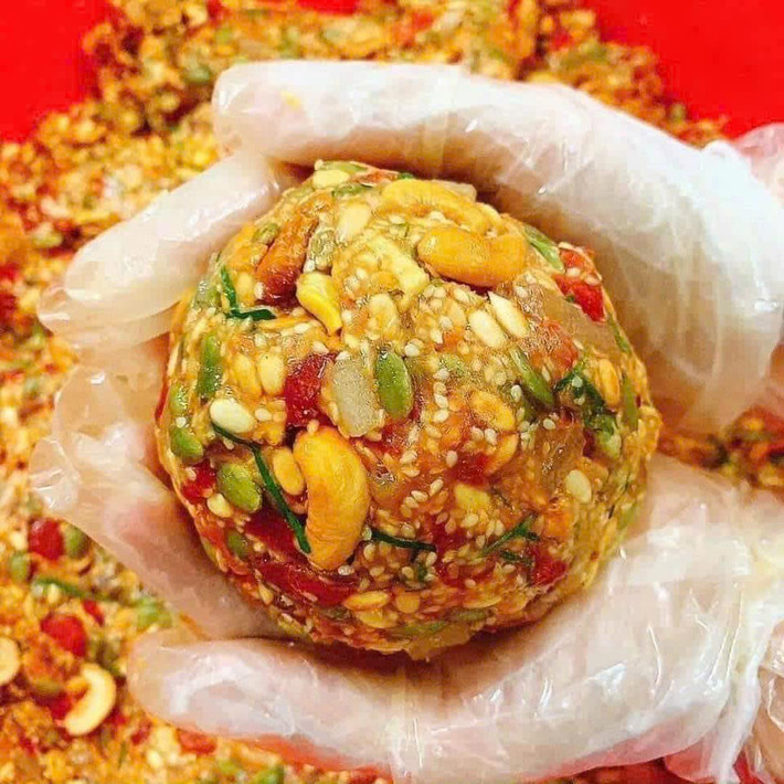 Nhân bánh chị Trang làm gồm thập cẩm, sầu riêng, Triamisu, cốm dừa, dâu tây, lava, trà xanh, hạt sen... Bánh nướng thêm trứng muối giá thêm 5.000 đồng/chiếc. Ảnh; FB Tạ Tuấn