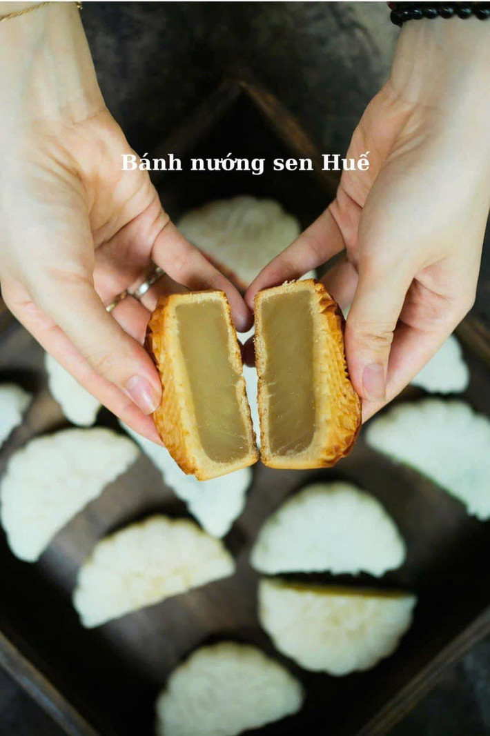 Tuy nhiên, theo các chuyên gia, để đảm bảo chất lượng, người tiêu dùng nên chọn bánh Trung thu có nguồn gốc rõ ràng (có tên của nhà sản xuất, địa chỉ nơi sản xuất, có hướng dẫn sử dụng, bảo quản...). Ảnh: FB Hồngg Anhh Hồngg