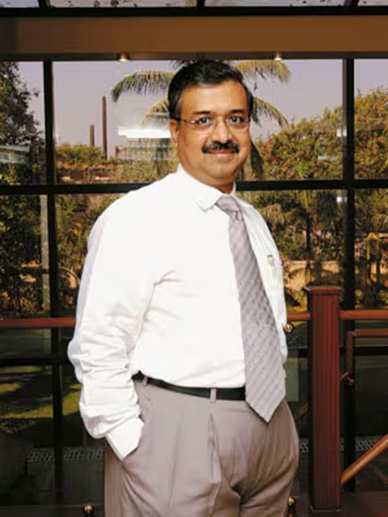 Dilip Shanghvi sống rất giản dị. Người ta thấy ông thường ghé vào một nhà hàng bình dân ở Ấn Độ để ăn món Idli - một loại bánh mặn phổ biến ở miền Nam Ấn Độ. Ảnh: Forbes India