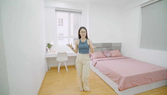 Phòng ngủ xinh xắn với ga giường màu hồng. Ảnh chụp màn hình