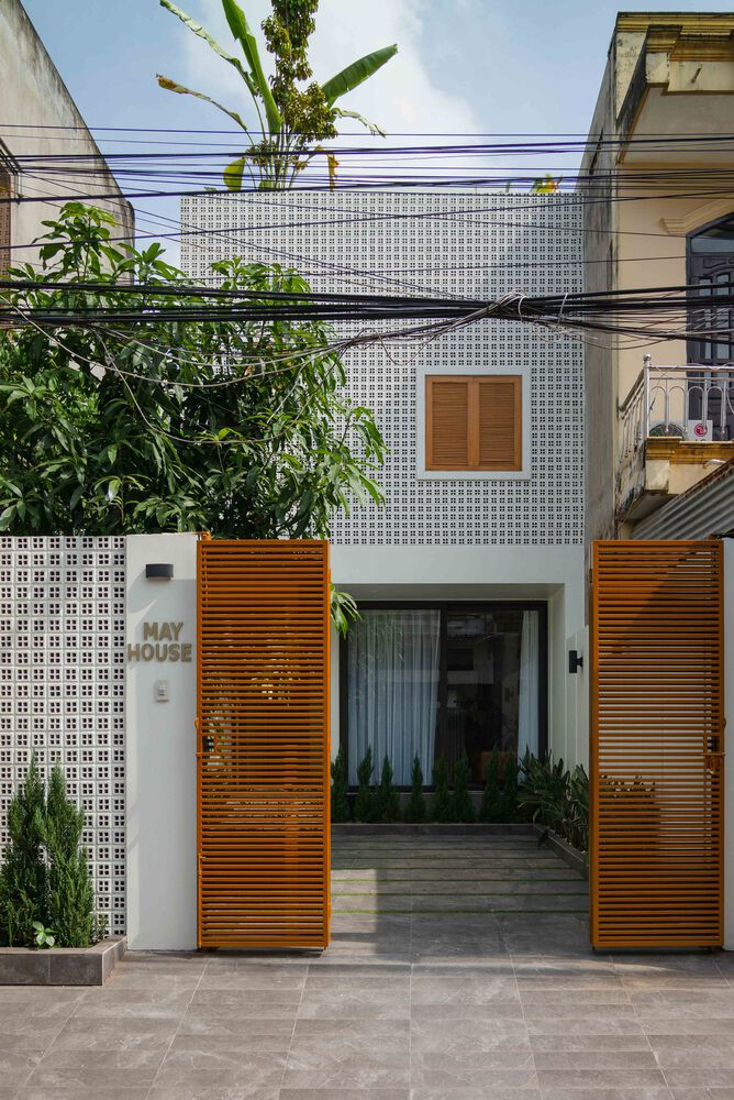 Đáp ứng mong muốn của gia chủ, kiến trúc sư đưa ra 5 phương án giải quyết cho ngôi nhà. Đầu tiên là sử dụng gạch ống bốn lỗ thông thường, xoay mặt lỗ ra ngoài, tạo sự kín đáo cần thiết, nhưng vẫn đảm bảo thông gió tự nhiên và góc nhìn từ trong ra ngoài. Ảnh: Quang Tran