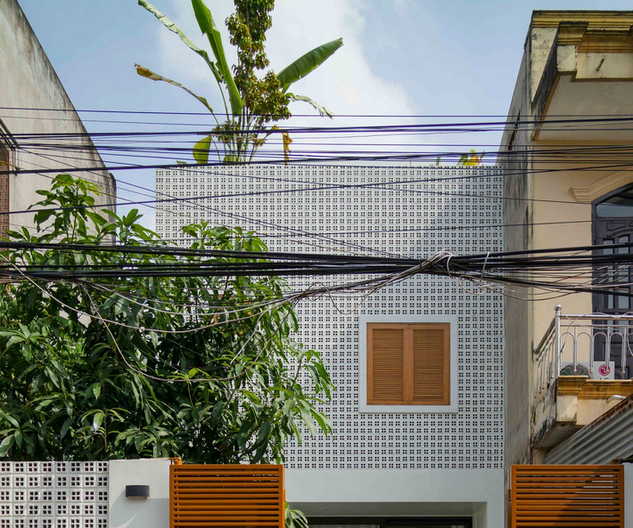 Tọa lạc tại thành phố Biên Hòa (Đồng Nai), ngôi nhà được xây dựng trên khu đất 5x19 m trong khu dân cư được xây dựng đã lâu năm. Ảnh: Quang Tran