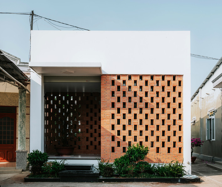 Small House 01 nằm trên mảnh đất có diện tích 150m2 rộng rãi với hình dáng nở hậu, xéo về mặt Tây Nam tại Biên Hòa (Đồng Nai). Gia chủ là một gia đình bốn người, mong muốn ngôi nhà gần gũi thiên nhiên và mức độ riêng tư cao. Ảnh: Cung Vit