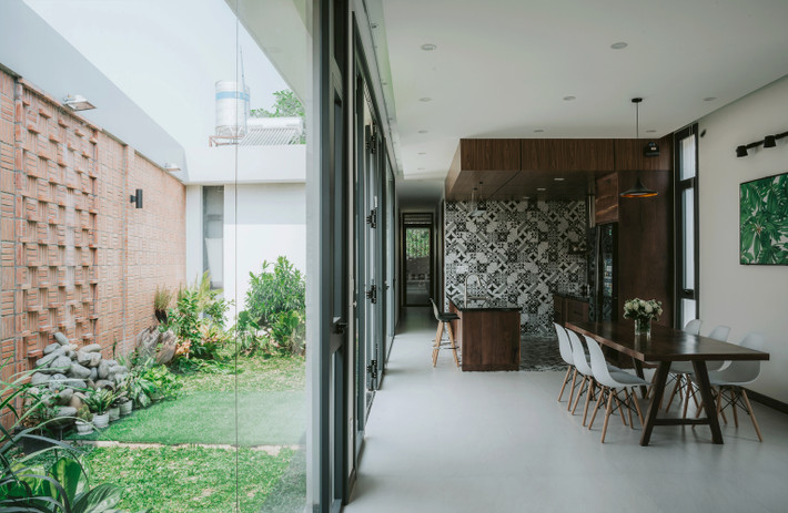 Thiết kế nhà tập trung vào việc để các không gian chức năng bao quanh khu vườn trung tâm, nguồn ánh sáng tự nhiên chính, giúp các thành viên trong gia đình gắn kết nhau hơn. Ảnh: Cung Vit