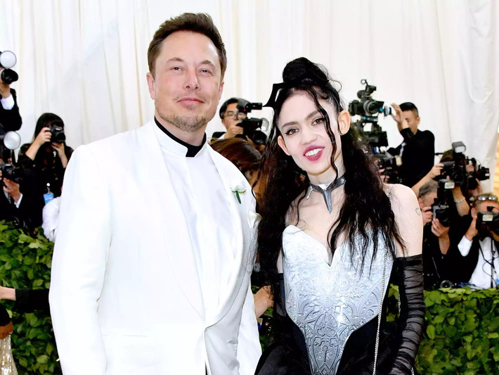 Tháng 4/2018, Elon Musk có tin đồn hẹn hò với ca sĩ Grimes. Tháng 1/2020, Grimes thông báo mang thai và xác nhận Elon Musk là cha của đứa trẻ. Tháng 5 năm 2020, Musk và Grimes chào đón cậu con trai tên X Æ A-12. Ảnh: NBCNews