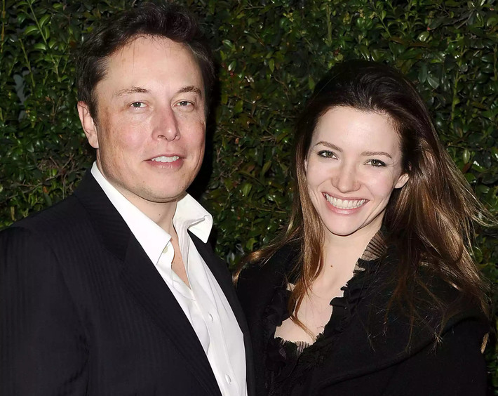 Sau khi ly hôn với Justine, Elon Musk gặp nữ diễn viên Talulah Riley tại một quán bar. Chỉ 6 tuần sau khi Elon Musk đệ đơn ly hôn Justine, ông và Riley đã đính hôn. Ảnh: People