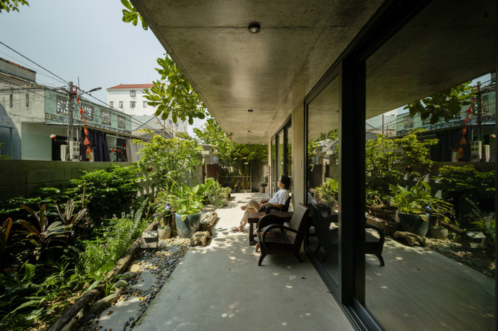 Cửa kính, cửa hất được tận dụng tối đa ở các điểm lùi công trình nhằm mục đích lấy không khí trong lành và thoát khí nóng trên mái. Ảnh: Chong Chóng Architecture