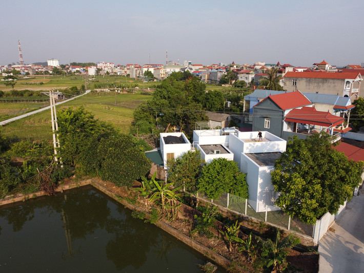 Công trình gồm 5 khối độc lập, được tích hợp, sắp xếp theo ngôn ngữ tối giản, không gian sử dụng được kết nối với nhau bởi hành lang trong nhà. Ảnh: HoangLe Photography
