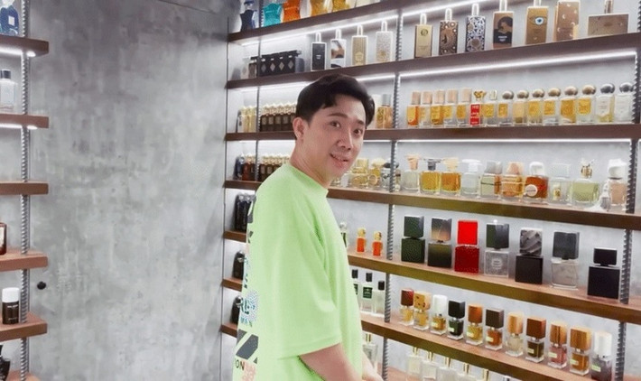 Cách phòng khách không xa là tủ đựng nước hoa xa xỉ và tủ giày hiệu đắt tiền của nam MC. Ảnh: FBNV