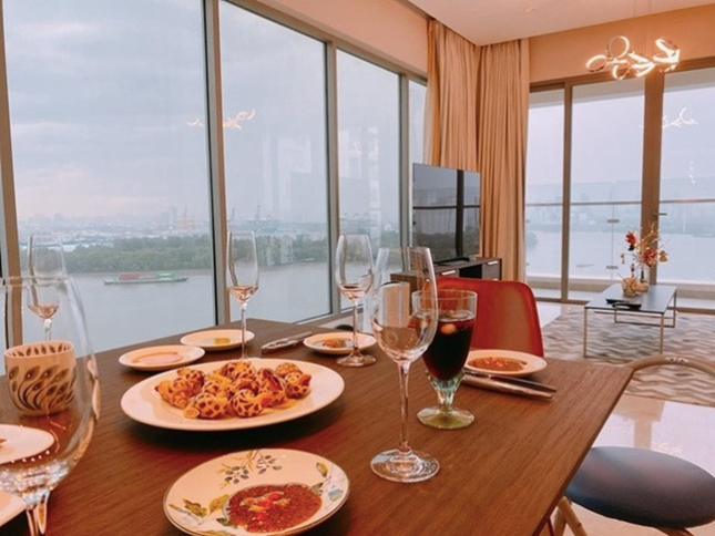 Căn hộ của Trấn Thành - Hari Won sử dụng các ô cửa kính lớn lấy ánh sáng tối đa. Ảnh: FBNV