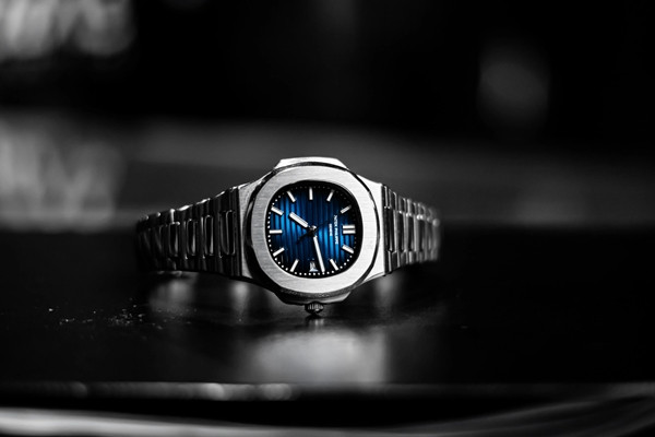 Thêm nữa, Patek Philippe là một trong số ít nhà sản xuất đồng hồ thiết kế và sản xuất bộ máy hoàn toàn tại công ty. Cách tiếp cận tích hợp theo chiều dọc này đảm bảo giám sát hoàn toàn chất lượng và độ chính xác của từng chi tiết. Ảnh: Operandi Firenze