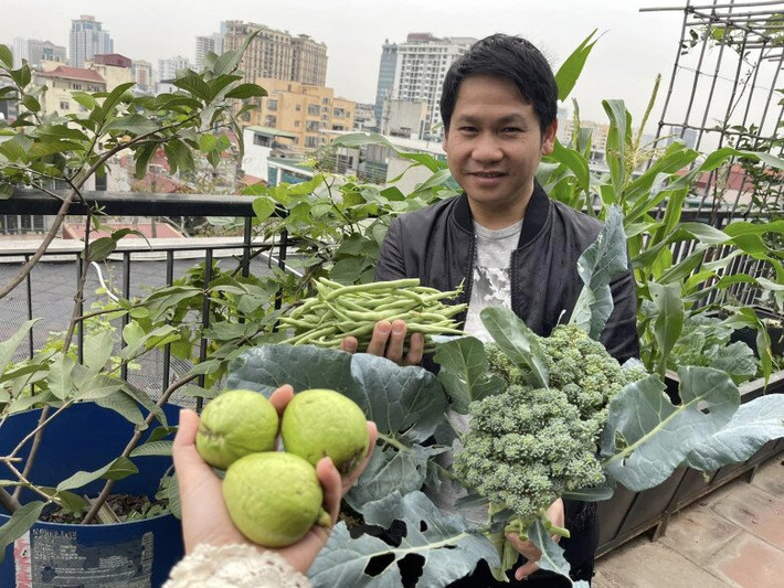 Nam ca sĩ tận dụng sân thượng để trổng rau và cây cảnh, tạo không gian xanh ngay giữa lòng thành phố. Ảnh: FBNV