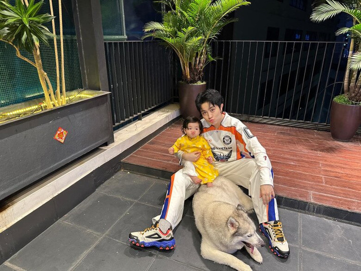 Sân thượng rộng rãi, trồng nhiều cây xanh, hoa lá, tạo cảnh quan nên thơ. Ảnh: FB Gil Lê