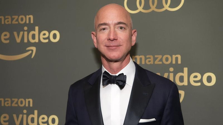 Tỷ phú Jeff Bezos lớn lên cùng mẹ và cha dượng. Ông từng dành cả mùa hè làm việc trong trang trại của ông bà. Ảnh: CNBC