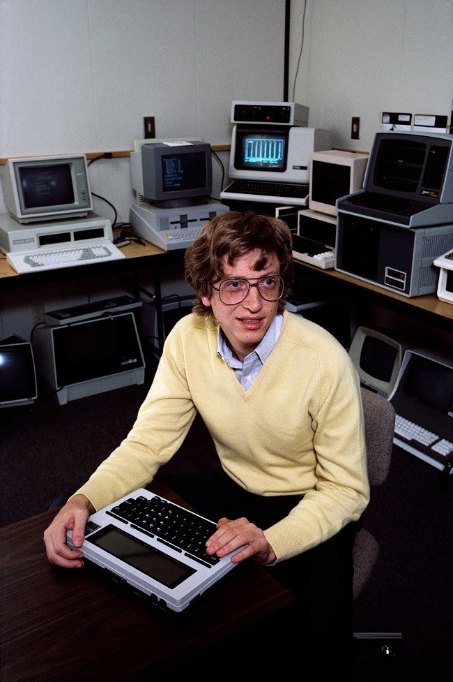 Bill Gates lần đầu tiên tiếp xúc với máy tính vào cuối những năm 1960 khi đang theo học trường dự bị, thời điểm mà rất ít người trẻ được tiếp cận. Điều này dẫn đến công việc được trả lương đầu tiên của Gates ở tuổi 16. Ảnh: CNBC
