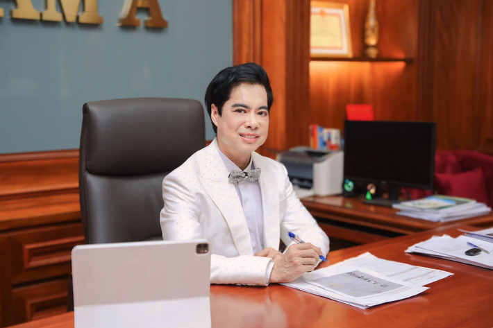 Mở rộng công việc ngoài nghệ thuật, mới đây ca sĩ Ngọc Sơn thành lập công ty mới ở Bà Rịa – Vũng Tàu. Trước đó, Ngọc Sơn từng thành lập 2 công ty riêng ở Phan Thiết (Bình Thuận) và TP HCM. Ảnh: Vietnamnet