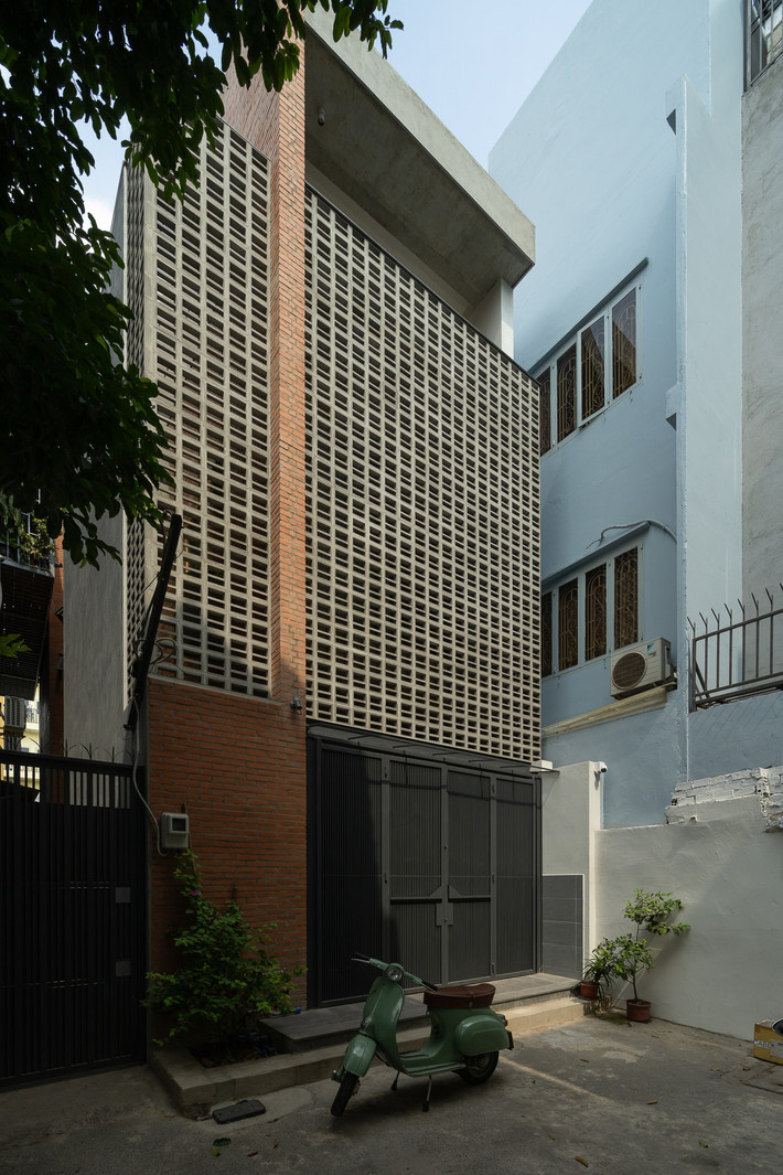Tọa lạc tại Gò Vấp (TP HCM) M House là ngôi nhà ống hướng Tây có kích thước điển hình (5m x 14-15m) nằm cuối cùng của một con hẻm cụt yên tĩnh. Ảnh: Quang Dam/G+architects