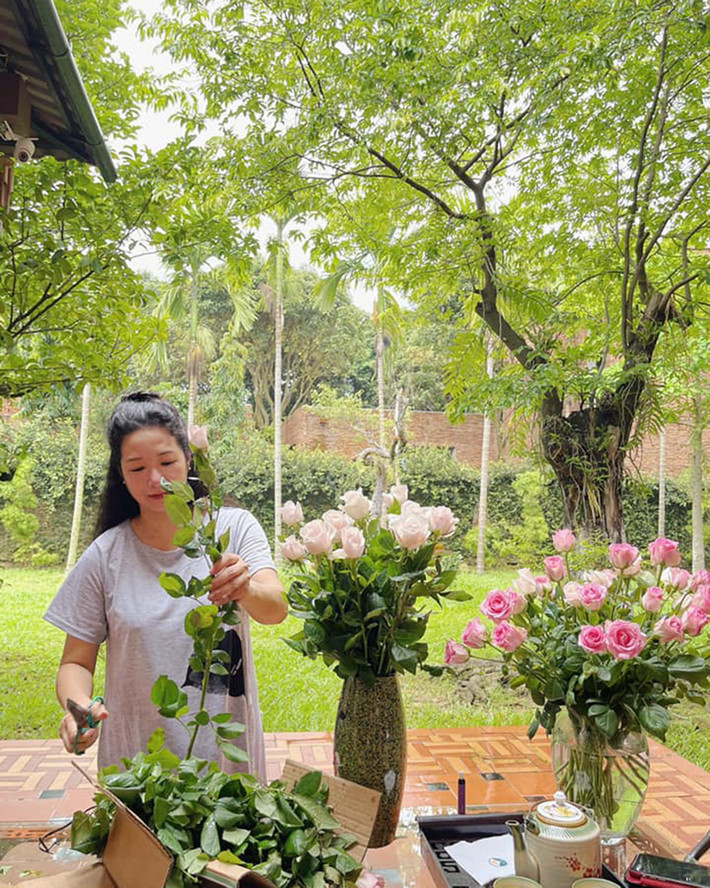 Với nghệ sĩ Thanh Thanh Hiền, phụ nữ như những bông hoa, có bông nở rất lâu trên cành, có bông rụng xuống về với cội luôn. Ảnh: FB Thanh Thanh Hiền