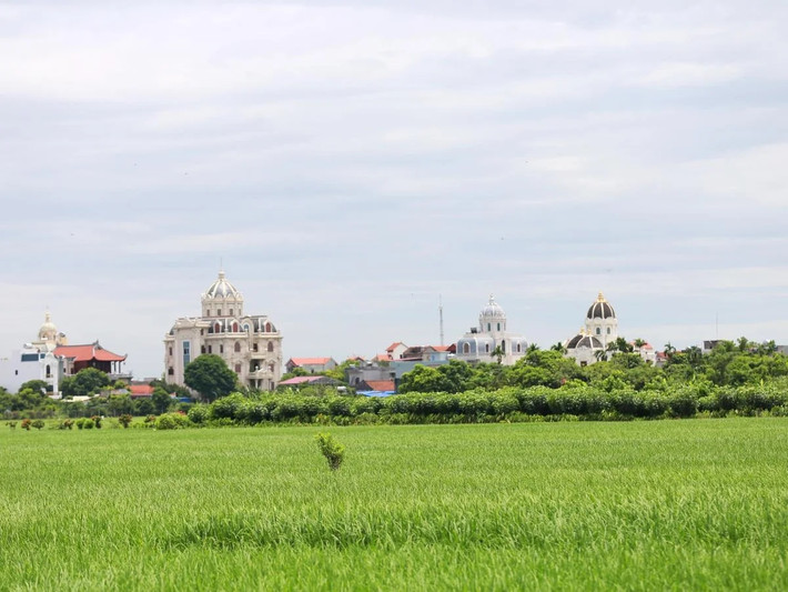 Dù cách xa hàng trăm mét nhưng vẫn có thể dễ dàng quan sát những căn biệt thự, tòa lâu đài tráng lệ. Ảnh: Saostar