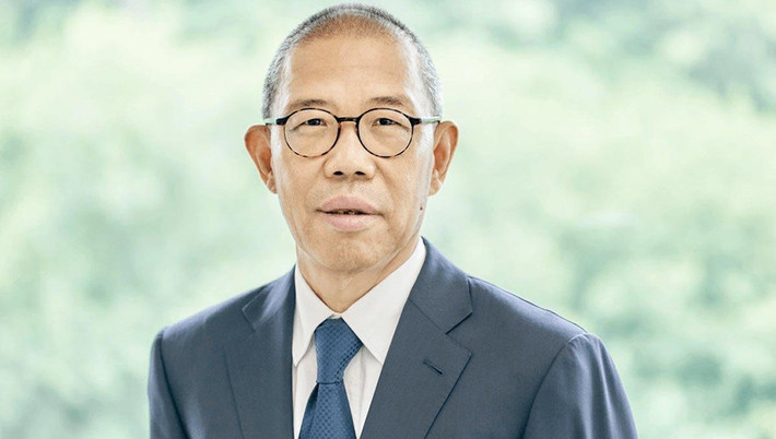 Zhong phải bỏ học tiểu học, theo cha học nghề truyền thống làm mộc trong thời kỳ Cách mạng Văn hóa. Sau này, nhận thấy công việc thợ mộc không thể giúp thoát nghèo, Zhong quyết tâm tự học và ôn thi đại học. Ảnh: Bloomberg.