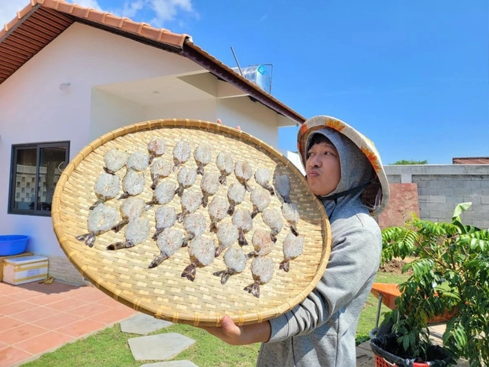 Không chỉ trồng trọt, tự tay thu hoạch rau trái, Trường Giang còn tự làm cá khô bên trong biệt thự rộng lớn ở ngoại ô. Ảnh: FBNV