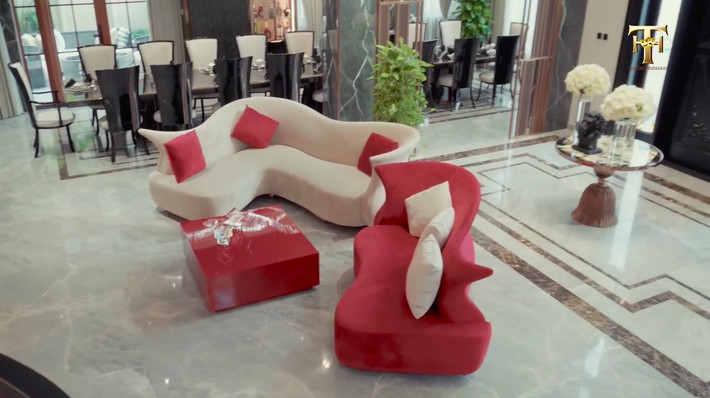 Toàn bộ bàn ghế trong nhà đều được vợ chồng Việt Hương đặt làm. Ảnh chụp màn hình