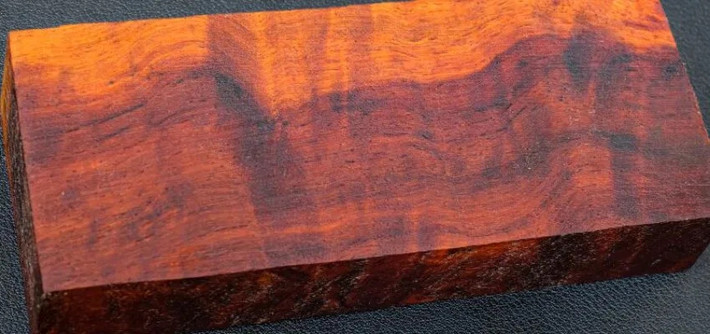 Bubinga - gỗ cẩm lai hồng là loại gỗ to, màu nâu đỏ với sọc tím hoặc đen, thớ gỗ mịn, dễ đánh bóng... Loại gỗ này có nguồn gốc từ Nam Phi với độ bền cao. Ảnh: Usvintagewood
