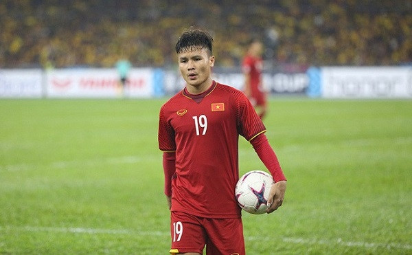 Tiền vệ Quang Hải được cho là có mức thu nhập cao nhất nhì bóng đá Việt Nam. Theo nguồn tin từ SAOstar, mức thu nhập của Quang Hải trong ba năm tại V.League ước tính lên đến 30 tỷ đồng (gồm tiền lót tay, tiền thưởng và lương)... Ảnh: Thuonghieu&congluan