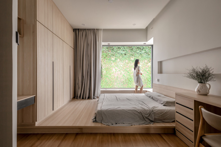 Tầng hai với mặt tiền hướng về phía bắc nhằm tránh ánh nắng trực tiếp và tầm nhìn không mong muốn của ngã ba, duy trì cấu trúc tổng thể hài hòa. Ảnh: Minq Bui